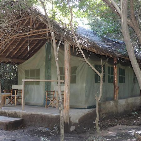 Hotel Enchoro Wildlife Camp à Ololaimutiek Extérieur photo