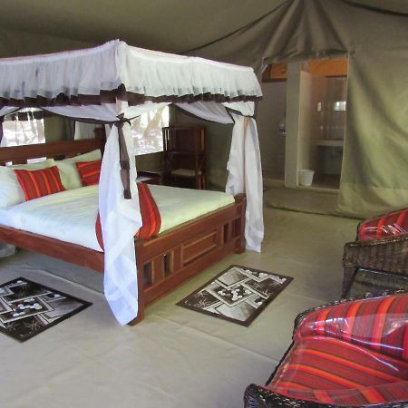 Hotel Enchoro Wildlife Camp à Ololaimutiek Extérieur photo