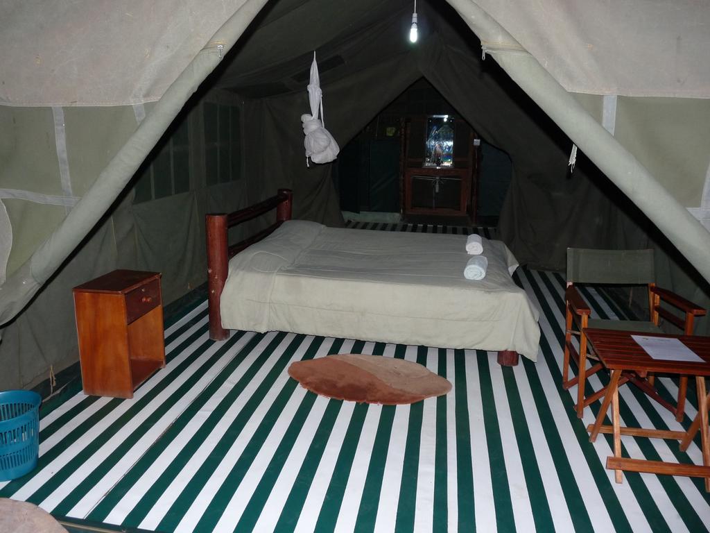 Hotel Enchoro Wildlife Camp à Ololaimutiek Chambre photo