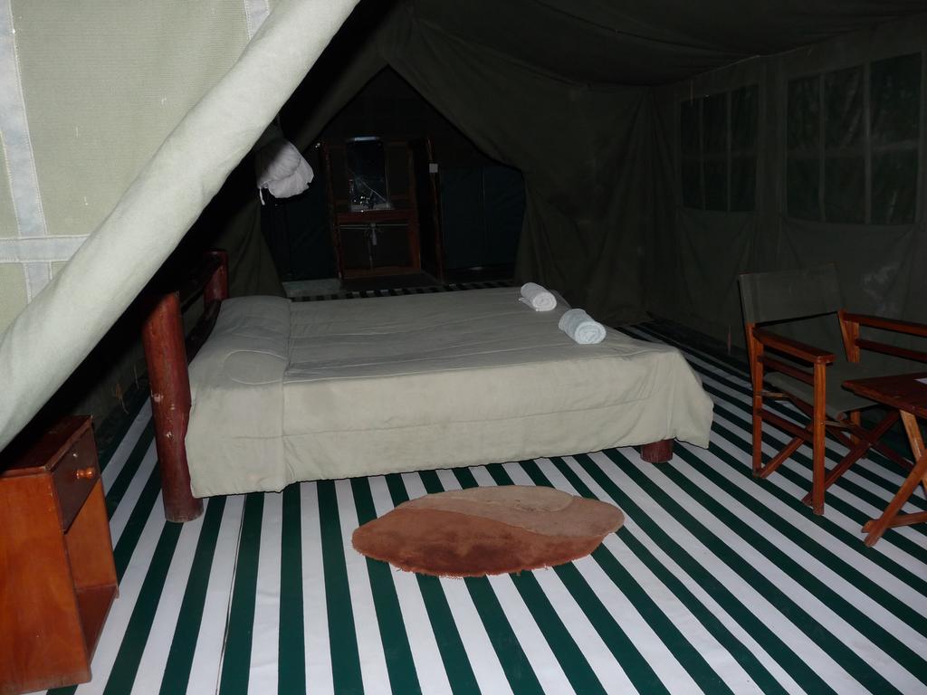 Hotel Enchoro Wildlife Camp à Ololaimutiek Extérieur photo