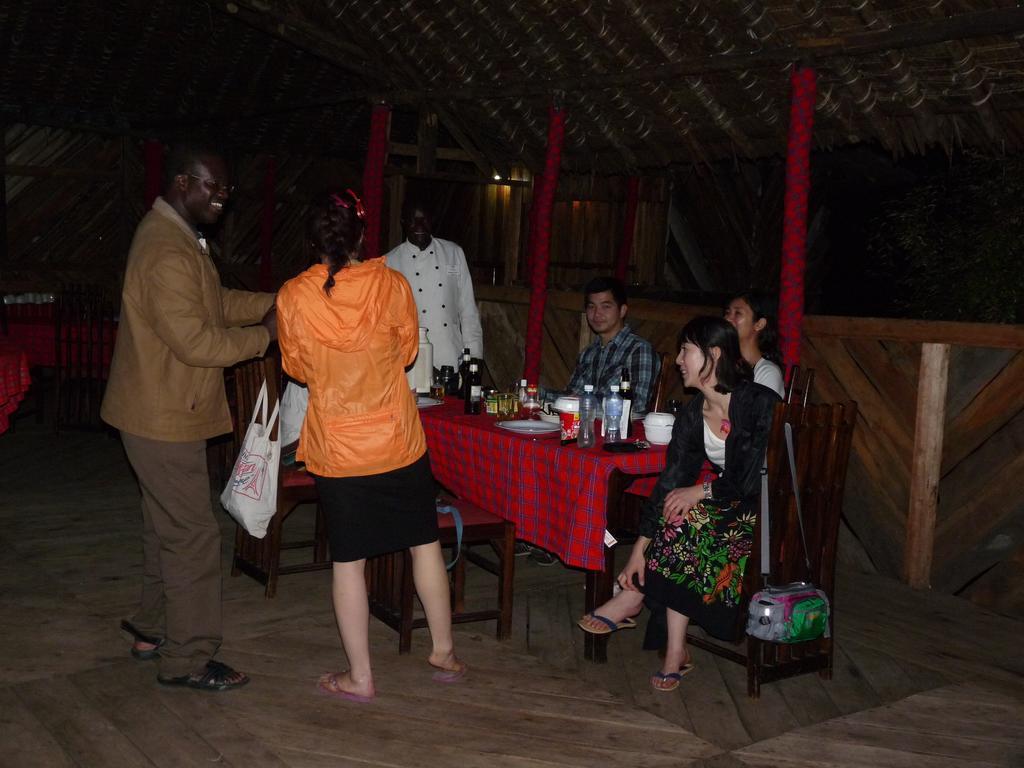 Hotel Enchoro Wildlife Camp à Ololaimutiek Extérieur photo