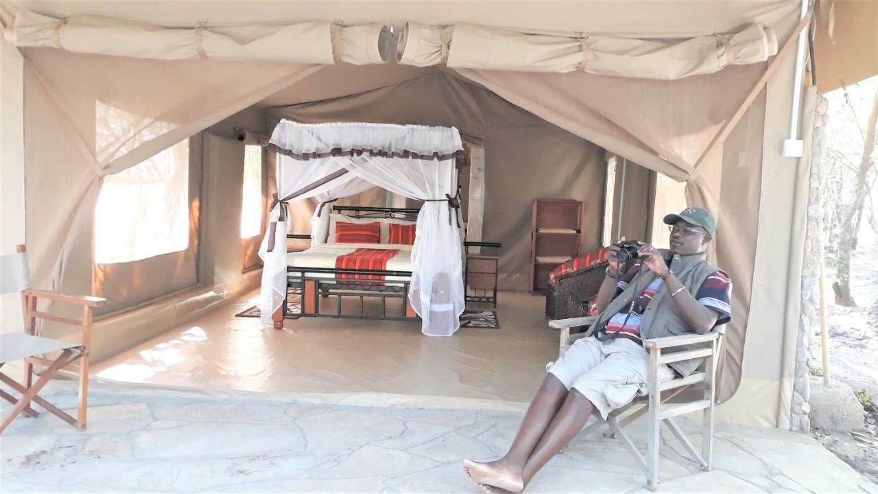Hotel Enchoro Wildlife Camp à Ololaimutiek Extérieur photo