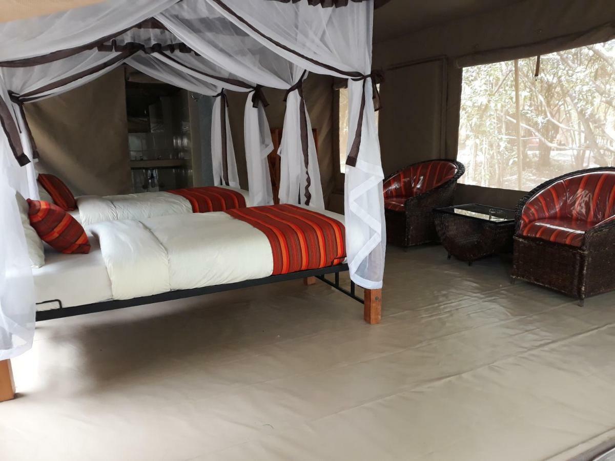 Hotel Enchoro Wildlife Camp à Ololaimutiek Extérieur photo