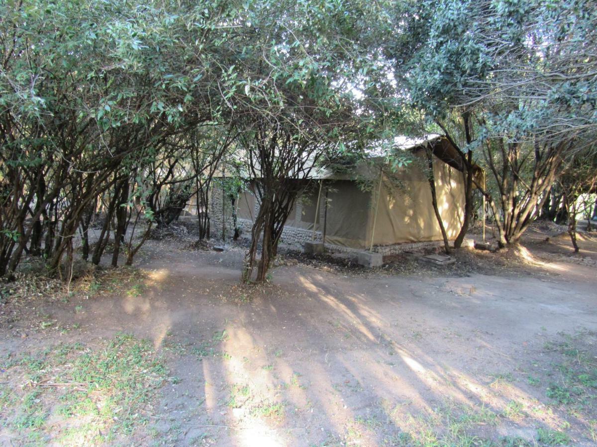 Hotel Enchoro Wildlife Camp à Ololaimutiek Extérieur photo