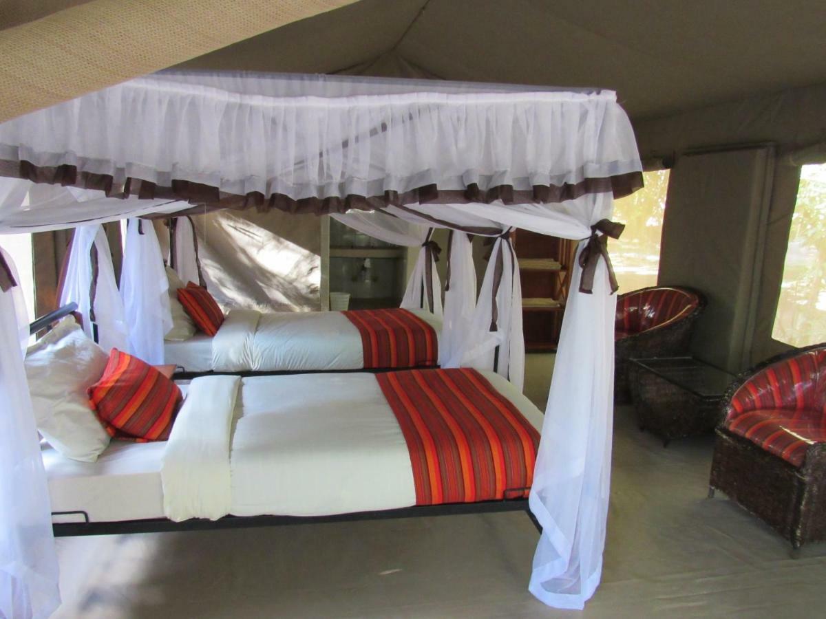 Hotel Enchoro Wildlife Camp à Ololaimutiek Extérieur photo
