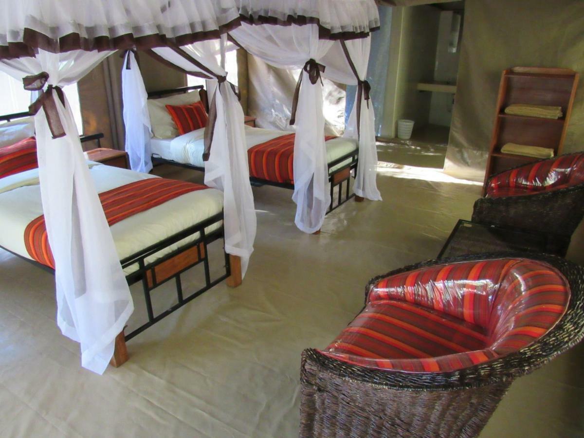 Hotel Enchoro Wildlife Camp à Ololaimutiek Extérieur photo