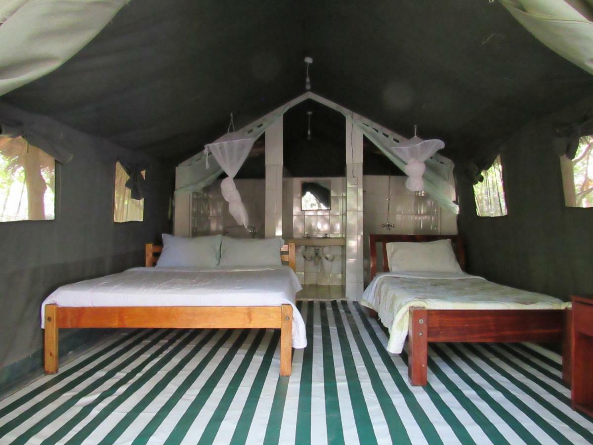Hotel Enchoro Wildlife Camp à Ololaimutiek Extérieur photo