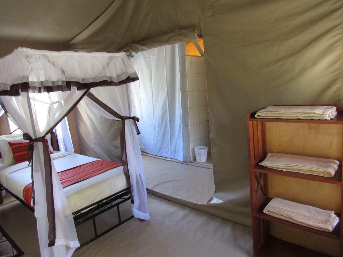 Hotel Enchoro Wildlife Camp à Ololaimutiek Extérieur photo